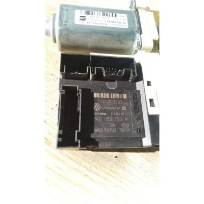 Volkswagen Scirocco sol ön cam kartı çıkma orjinal 1K0959794M