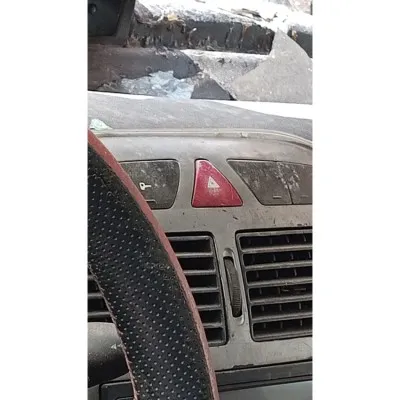 Peugeot 307 2002 model dörtlü flaşör düğmesi