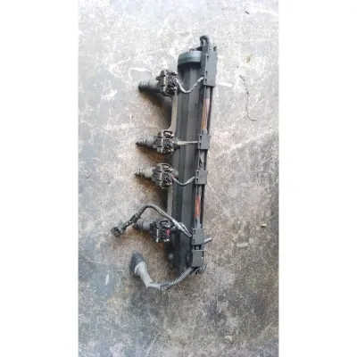 1.6 benzinli Akl enjektör kütüğü çıkma orjinal 06A133317A golf 4 polo bora audi a3