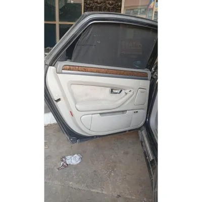 2003-2010 model çıkma orjinal Audi A8 Sol arka kapı döşemesi dolu  