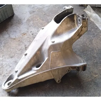 Volkswagen Transporter T5 2.5 130 luk çıkma orjinal akis bağlantı kulağı ve motor arka kulağı