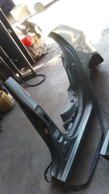 Volkswagen Golf 5 sol arka çamurluk yeşil renk marşpiyeri üstünde
