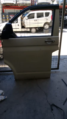 Volkswagen Transporter T5 2.5 çıkma orijinal  sol ön kapı beyaz renk