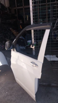 Volkswagen Transporter T5 ,T6, t7 ve t8 kasalara uyumlu sol ön kapı beyaz renk dolu hatasız