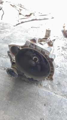 Volkswagen Polo 98 model hatchback 75'lik 1.6 benzinli 5 ileri manuel şanzıman çıkma orijinal