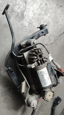 2002-2010 model D3 kasa Audi S8 5.2 FSI V10 (10 silindirli) Quattro Havalı süspansiyon kompresörü çıkma orjinal 4E0 616 007 E