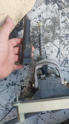 97-11 model Seat Toledo 1.6 benzinli 1 vites ve geri vites ayırıcı plastiği 1j0711893