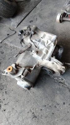 Volkswagen Polo 98 model hatchback 75'lik 1.6 benzinli 5 ileri manuel şanzıman çıkma orijinal