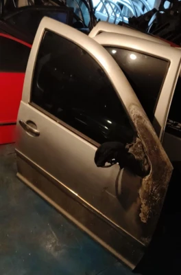 2001 model Volkswagen Bora sağ ön kapı çıkma orjinal