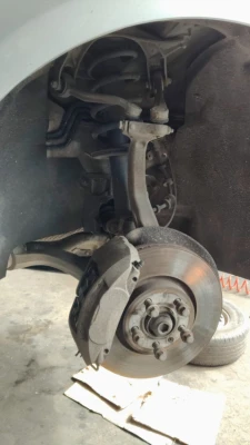 2008-2016 model Audi Q5 sağ ön taşıyıcı ve fren merkezi çıkma orjinal