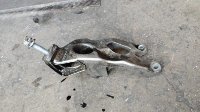 2009-2018 model Audi Q5 2.0 TDI CGL motor çıkma orjinal sol motor kulağı 8K0199307B
