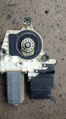 Bora sağ arka cam motoru  j4959812c