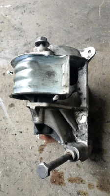 vw transporter t5 çıkma orijinal ön motor kulağı