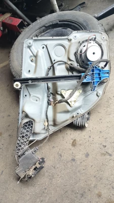 Volkswagen Bora sağ arka cam krikosu ve sağ arka kapı kilidi