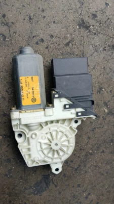Bora sağ arka cam motoru 1 j4 959 812 c