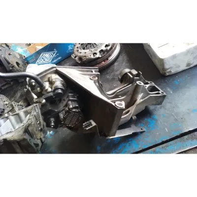 Volkswagen crafter 2.5 tdı çıkma orjinal alternatör braketi 076145167